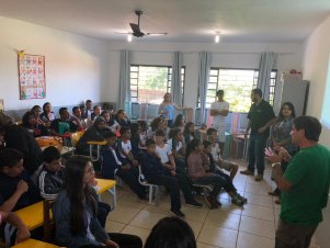 Estudantes da UFLA realizam ação social em Escola Municipal